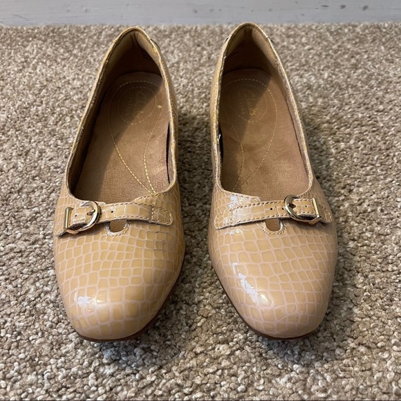 Clarks Artisan Women's Slip On Comfort Flats Beige Snake Prints Size 6.5M - Picture 7 of 9
